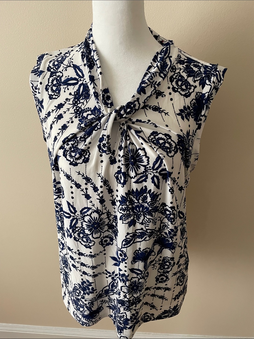 Tommy Hilfiger White & Navy Floral Tie-Neck Sleeveless Camisole 24” long